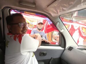 Merdeka! Komunitas Rakyat Memberi Sebar Ratusan Nasi Box ke Penjual Bendera Merah Putih