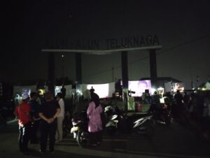 Heboh! Alun-Alun Kecamatan Teluknaga ‘Tertutup’ Layar Tancap