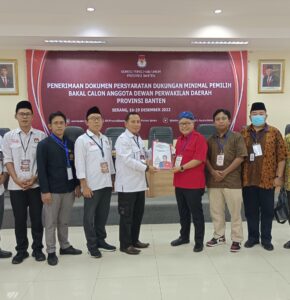 Ananta Wahana Serahkan Bukti Dukungan Pencalonan DPD RI Ke KPU Banten