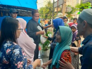 Plastik Ramah Lingkungan Warnai Pembagian Daging Kurban di Gedung PWI Kabupaten Tangerang
