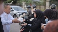 Momen Ketua DPRD Kab. Tangerang Bagikan Takjil Ramadhan Bersama PWI dan PHRI